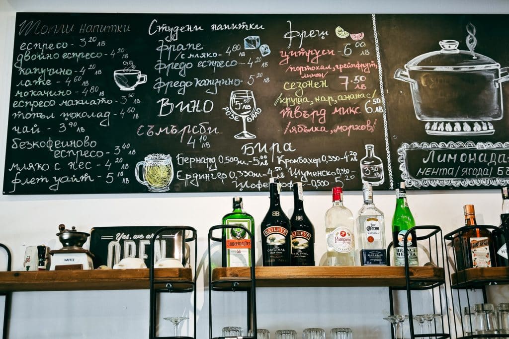 Menu en cyrillique dans un restaurant en Bulgarie